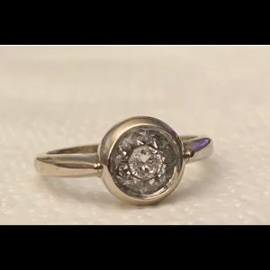 14 kt white gold and diamond ring. (1) round (8) are trapezoid diamonds 1.25 TDW